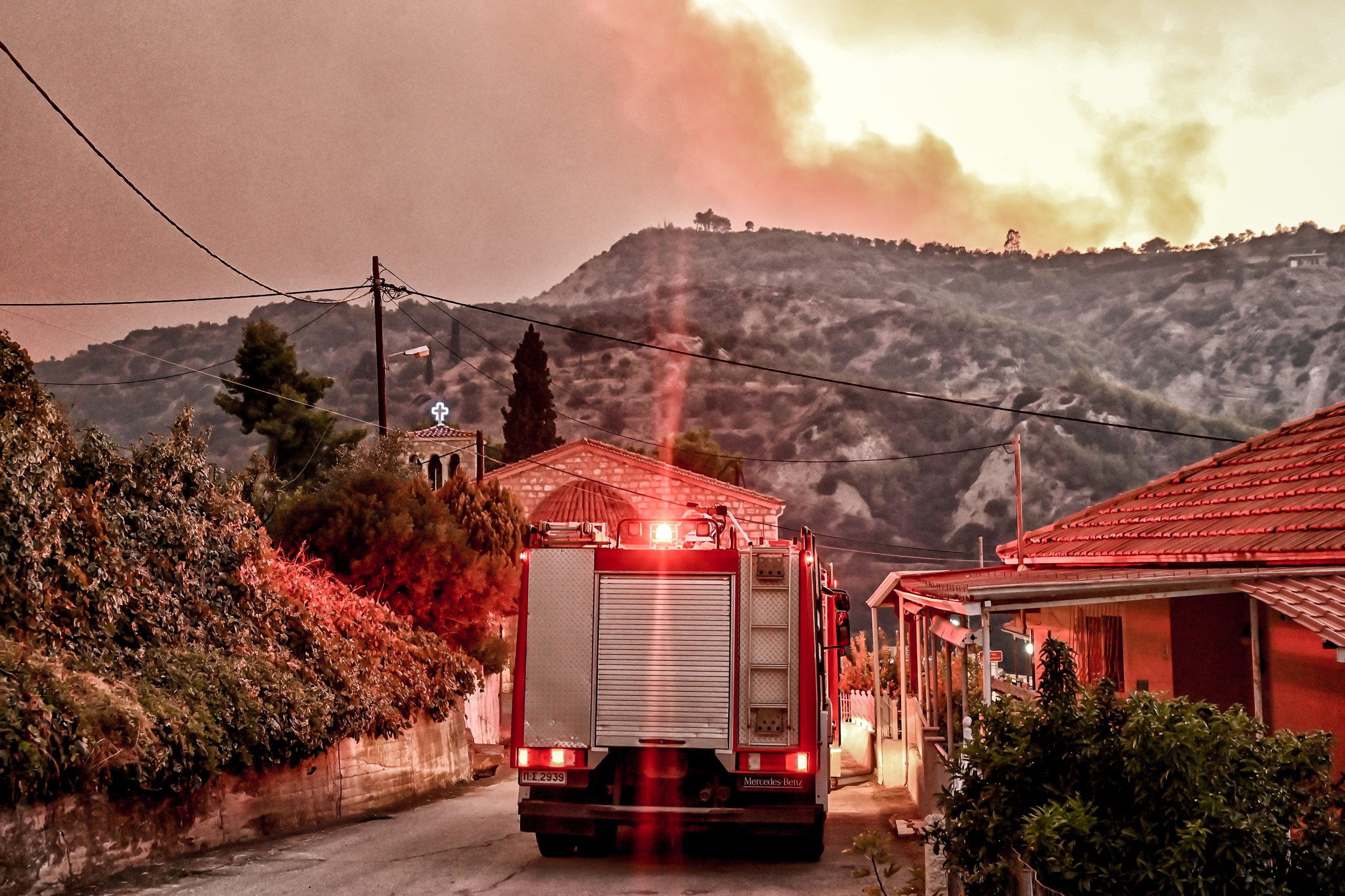 Φωτιά στο Ξυλόκαστρο: Σοβαρές αναζωπυρώσεις και εκκενώσεις περιοχών λόγω της απειλής των φλόγων