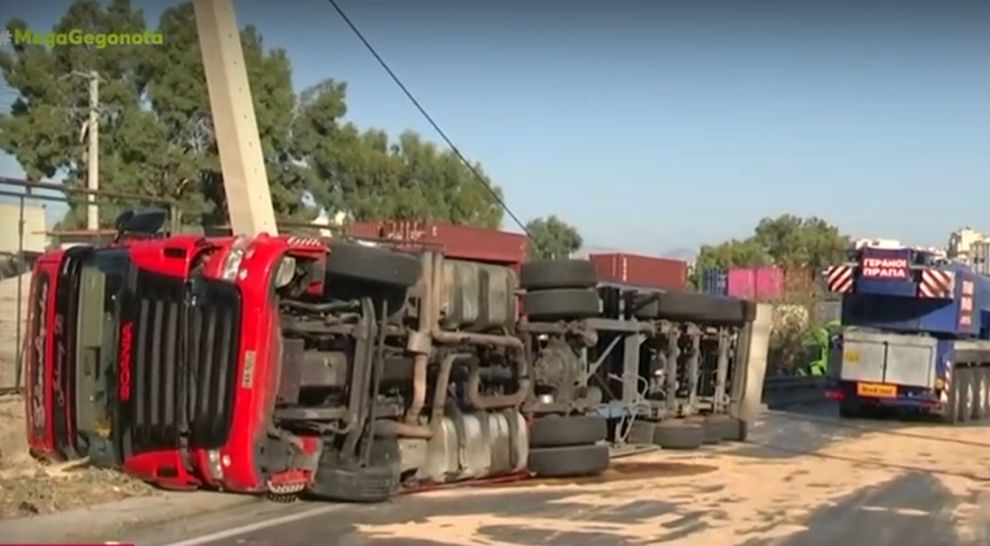 Ανατροπή βυτιοφόρου στη λεωφόρο Σχιστού προκαλεί εκκένωση και μεταφορά μεταναστών για προληπτικούς λόγους