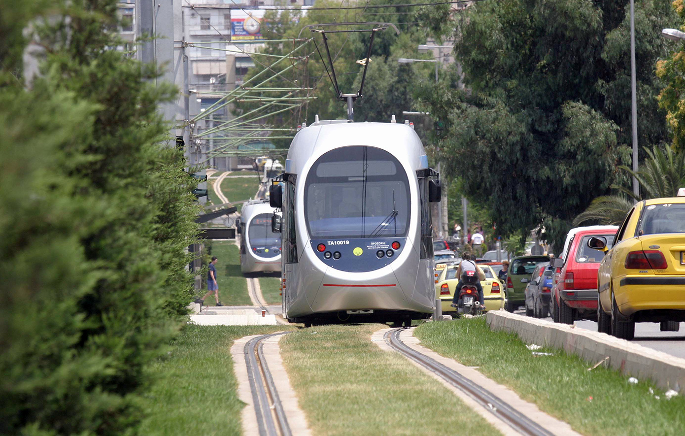 Σοβαρό τροχαίο ατύχημα με παρέσυρση ανήλικου από τραμ στη Νέα Σμύρνη