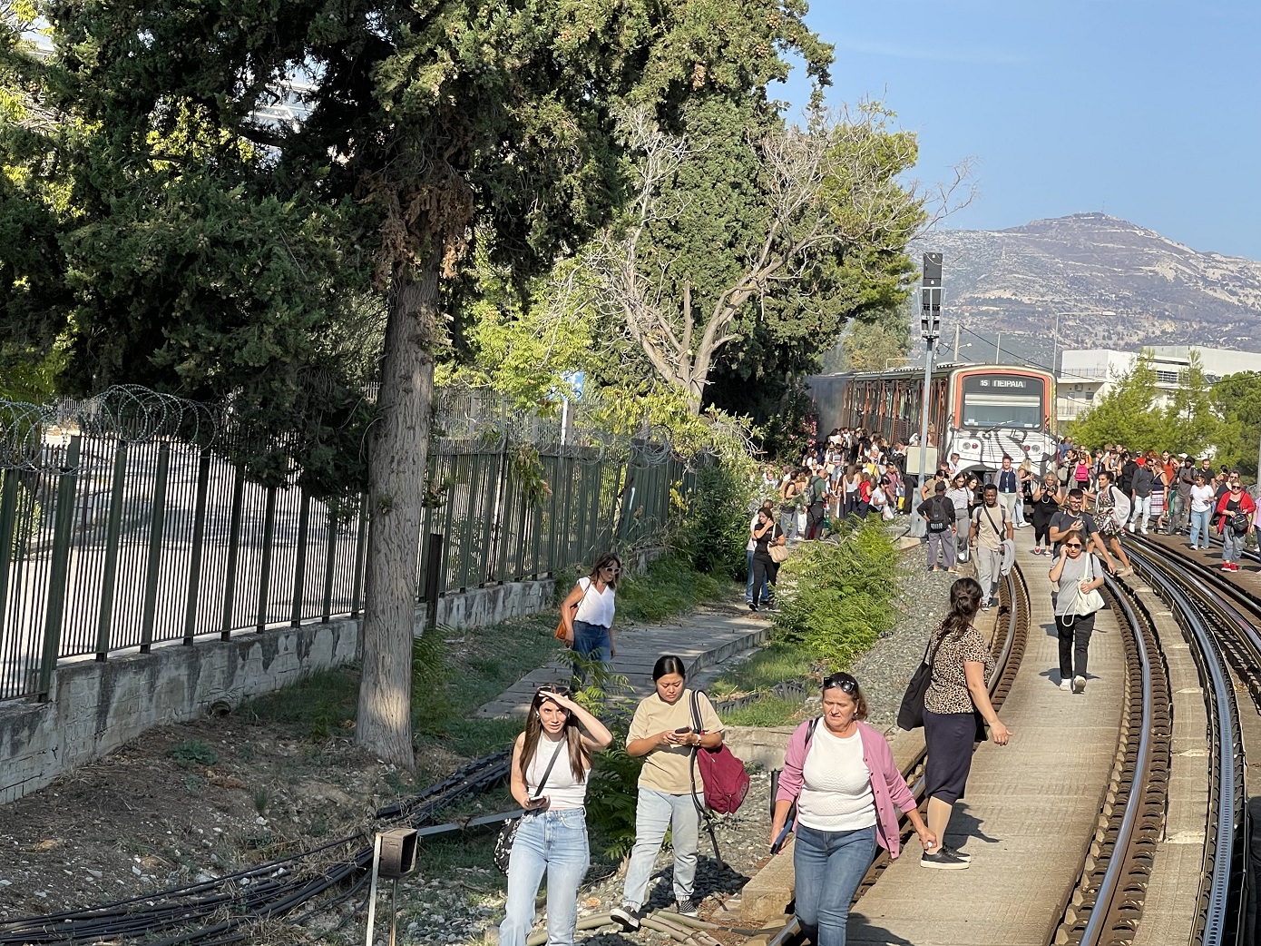 Φωτιά σε συρμό του ηλεκτρικού προκαλεί αναστάτωση και εκκένωση επιβατών