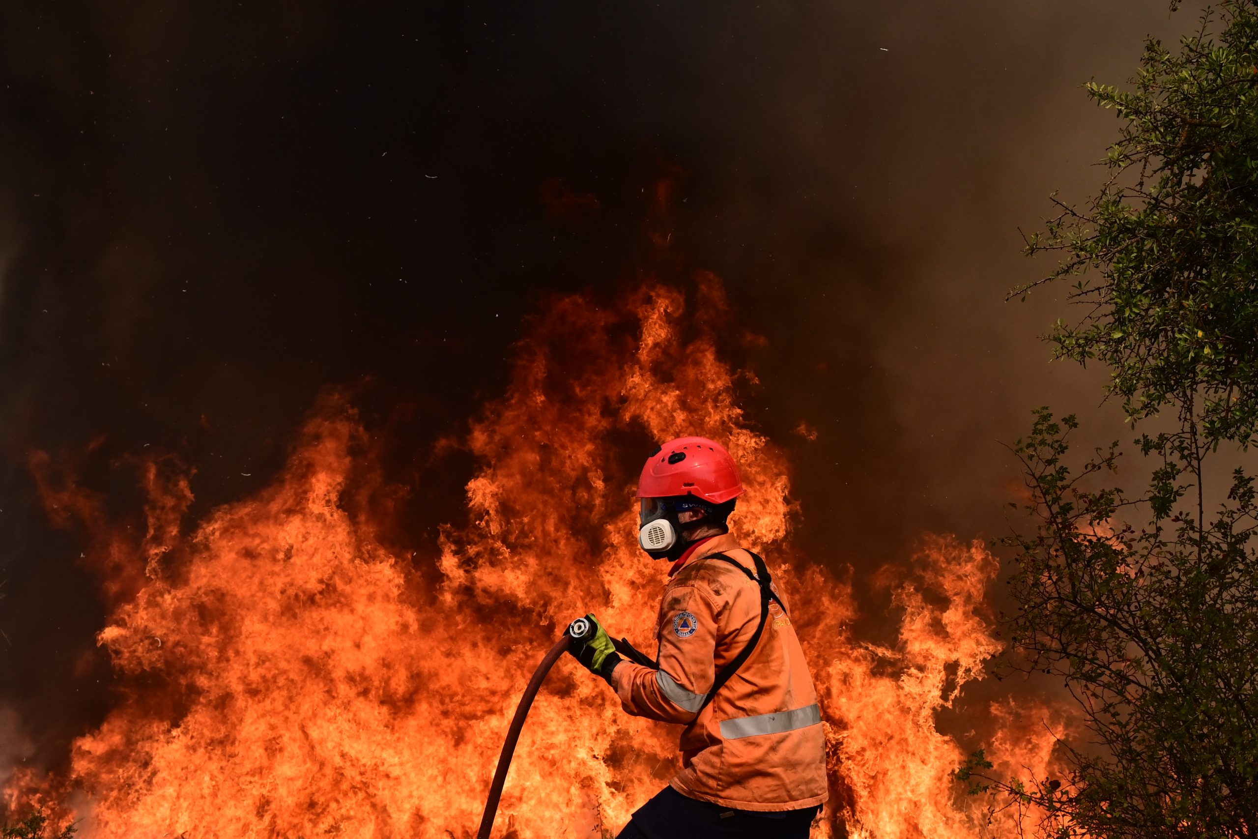 Μάχη με τις φλόγες στο Ξυλόκαστρο οι πυροσβεστικές δυνάμεις σε κρίσιμη κατάσταση