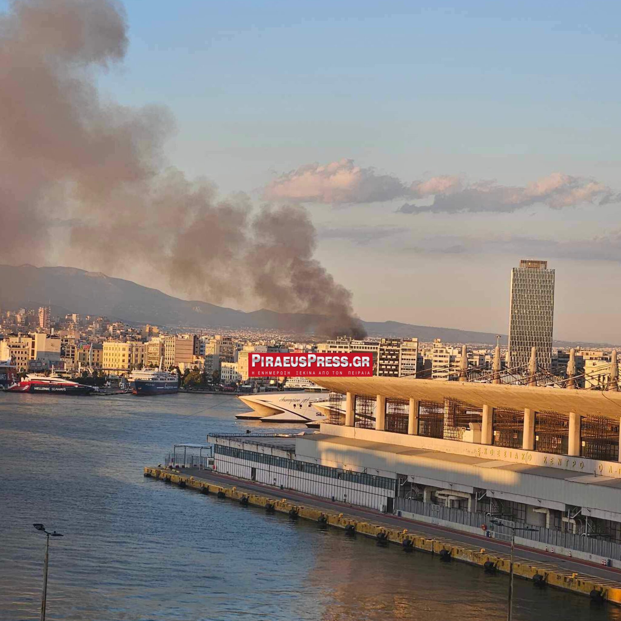 Φωτιά σε αποθήκη στον Πειραιά προκαλεί αναστάτωσης και διακοπή κυκλοφορίας