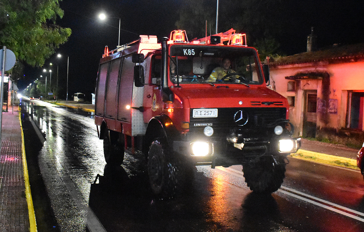 Δύο Πυρκαγιές σε Εγκαταλειμμένα Κτίρια στην Αθήνα την Ίδια Νύχτα